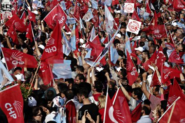 Türkiye 'nin ana muhalefetteki Cumhuriyetçi Halk Partisi (CHP) lideri Kemal Kılıçdaroğlu, 6 Haziran 2015 tarihinde Istanbul 'da yapılan bir seçim mitingi sırasında konuşuyor