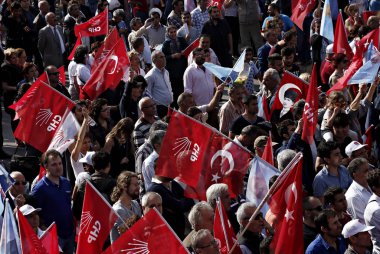 Türkiye 'nin ana muhalefetteki Cumhuriyetçi Halk Partisi (CHP) lideri Kemal Kılıçdaroğlu, 6 Haziran 2015 tarihinde Istanbul 'da yapılan bir seçim mitingi sırasında konuşuyor