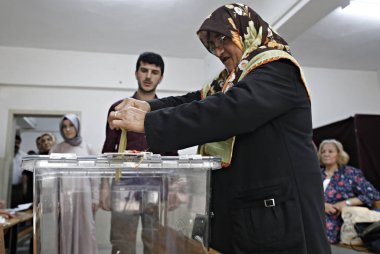 İnsanlar, Türkiye 'Nin Istanbul 'da yapılan bir oylamasında, 7 Haziran 2015 tarihinde Türk genel seçimlerinde oy kullanar.