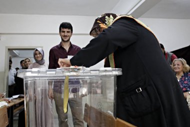 İnsanlar, Türkiye 'Nin Istanbul 'da yapılan bir oylamasında, 7 Haziran 2015 tarihinde Türk genel seçimlerinde oy kullanar.