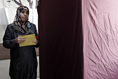 İnsanlar, Türkiye 'Nin Istanbul 'da yapılan bir oylamasında, 7 Haziran 2015 tarihinde Türk genel seçimlerinde oy kullanar.