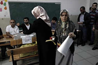 İnsanlar, Türkiye 'Nin Istanbul 'da yapılan bir oylamasında, 7 Haziran 2015 tarihinde Türk genel seçimlerinde oy kullanar