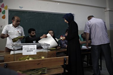 İnsanlar, Türkiye 'Nin Istanbul 'da yapılan bir oylamasında, 7 Haziran 2015 tarihinde Türk genel seçimlerinde oy kullanar