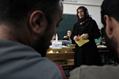 İnsanlar, Türkiye 'Nin Istanbul 'da yapılan bir oylamasında, 7 Haziran 2015 tarihinde Türk genel seçimlerinde oy kullanar