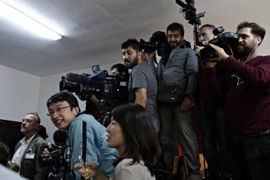 Türkiye 'nin Kürt yanlısı halklar Demokrat Partisi 'nin ortak lideri Selahattin Demirtaş, Istanbul 'da oylarını 7 Haziran 2015 tarihinde bastıktan sonra basına konuşuyor