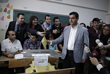 Türkiye 'nin Kürt yanlısı halklar Demokrat Partisi 'nin ortak lideri Selahattin Demirtaş, Istanbul 'da oylarını 7 Haziran 2015 tarihinde bastıktan sonra basına konuşuyor