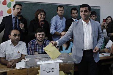 Türkiye 'nin Kürt yanlısı halklar Demokrat Partisi 'nin ortak lideri Selahattin Demirtaş, Istanbul 'da oylarını 7 Haziran 2015 tarihinde bastıktan sonra basına konuşuyor