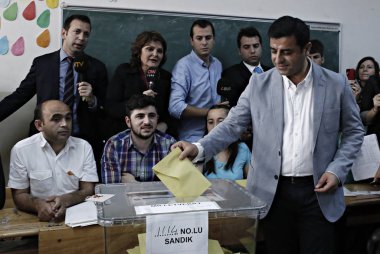 Türkiye 'nin Kürt yanlısı halklar Demokrat Partisi 'nin ortak lideri Selahattin Demirtaş, Istanbul 'da oylarını 7 Haziran 2015 tarihinde bastıktan sonra basına konuşuyor