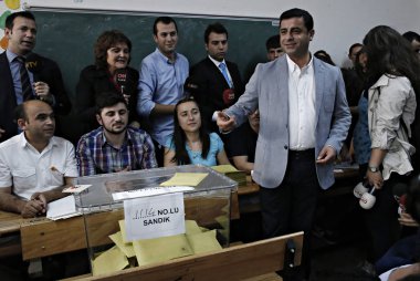 Türkiye 'nin Kürt yanlısı halklar Demokrat Partisi 'nin ortak lideri Selahattin Demirtaş, Istanbul 'da oylarını 7 Haziran 2015 tarihinde bastıktan sonra basına konuşuyor