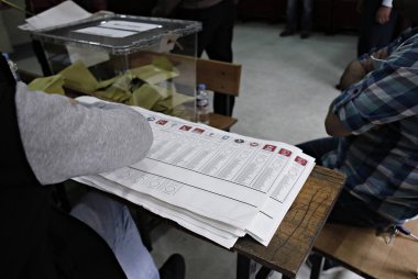 İnsanlar, Türkiye 'Nin Istanbul 'da yapılan bir oylamasında, 7 Haziran 2015 tarihinde Türk genel seçimlerinde oy kullanar