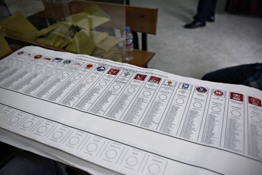 İnsanlar, Türkiye 'Nin Istanbul 'da yapılan bir oylamasında, 7 Haziran 2015 tarihinde Türk genel seçimlerinde oy kullanar