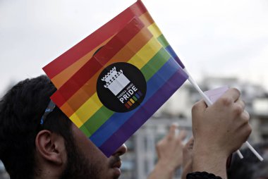 Onlar Selanik 'te Gay Pride geçit töreni sırasında yürüyüş gibi katılımcılar gökkuşağı bayrağı taşımak, Haziran 'da Yunanistan 20, 2015
