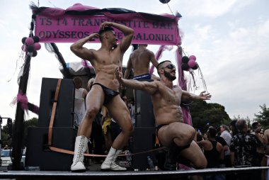 Onlar Selanik 'te Gay Pride geçit töreni sırasında yürüyüş gibi katılımcılar gökkuşağı bayrağı taşımak, Haziran 'da Yunanistan 20, 2015