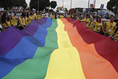 Onlar Selanik 'te Gay Pride geçit töreni sırasında yürüyüş gibi katılımcılar gökkuşağı bayrağı taşımak, Haziran 'da Yunanistan 20, 2015