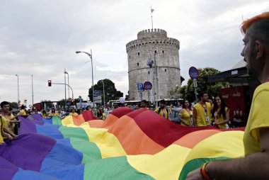 Onlar Selanik 'te Gay Pride geçit töreni sırasında yürüyüş gibi katılımcılar gökkuşağı bayrağı taşımak, Haziran 'da Yunanistan 20, 2015