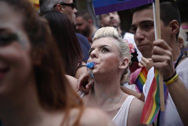 Onlar Selanik 'te Gay Pride geçit töreni sırasında yürüyüş gibi katılımcılar gökkuşağı bayrağı taşımak, Haziran 'da Yunanistan 20, 2015