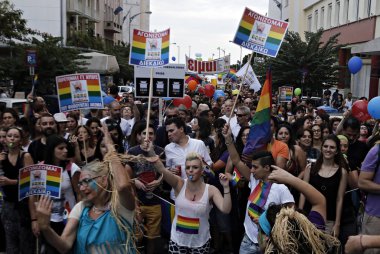 Onlar Selanik 'te Gay Pride geçit töreni sırasında yürüyüş gibi katılımcılar gökkuşağı bayrağı taşımak, Haziran 'da Yunanistan 20, 2015
