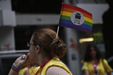 Onlar Selanik 'te Gay Pride geçit töreni sırasında yürüyüş gibi katılımcılar gökkuşağı bayrağı taşımak, Haziran 'da Yunanistan 20, 2015