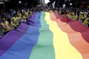 Onlar Selanik 'te Gay Pride geçit töreni sırasında yürüyüş gibi katılımcılar gökkuşağı bayrağı taşımak, Haziran 'da Yunanistan 20, 2015