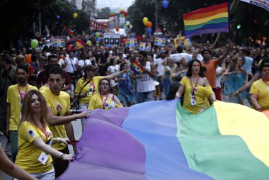 Onlar Selanik 'te Gay Pride geçit töreni sırasında yürüyüş gibi katılımcılar gökkuşağı bayrağı taşımak, Haziran 'da Yunanistan 20, 2015