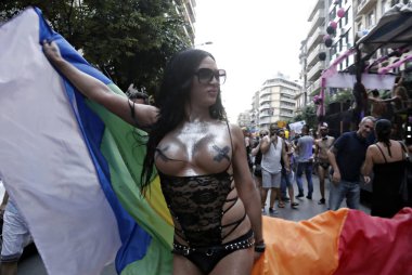 Onlar Selanik 'te Gay Pride geçit töreni sırasında yürüyüş gibi katılımcılar gökkuşağı bayrağı taşımak, Haziran 'da Yunanistan 20, 2015