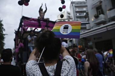 Onlar Selanik 'te Gay Pride geçit töreni sırasında yürüyüş gibi katılımcılar gökkuşağı bayrağı taşımak, Haziran 'da Yunanistan 20, 2015