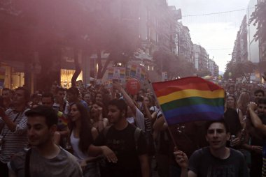 Onlar Selanik 'te Gay Pride geçit töreni sırasında yürüyüş gibi katılımcılar gökkuşağı bayrağı taşımak, Haziran 'da Yunanistan 20, 2015