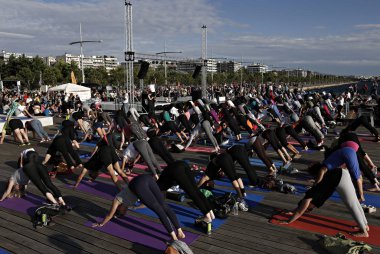 Yoga meraklıları Selanik 'te Uluslararası Yoga günü 'nde bir kitle yoga seansında yer alır, Yunanistan 21 Haziran 2015