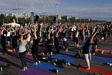 Yoga meraklıları Selanik 'te Uluslararası Yoga günü 'nde bir kitle yoga seansında yer alır, Yunanistan 21 Haziran 2015