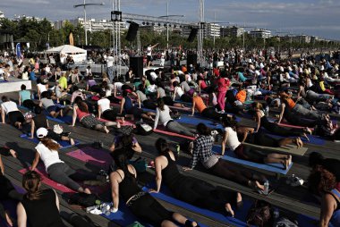 Yoga meraklıları Selanik 'te Uluslararası Yoga günü 'nde bir kitle yoga seansında yer alır, Yunanistan 21 Haziran 2015