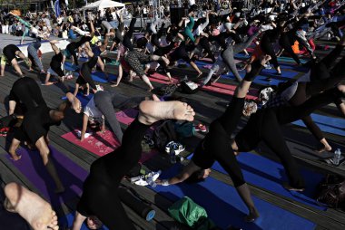 Yoga meraklıları Selanik 'te Uluslararası Yoga günü 'nde bir kitle yoga seansında yer alır, Yunanistan 21 Haziran 2015