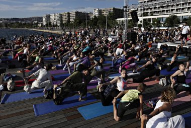 Yoga meraklıları Selanik 'te Uluslararası Yoga günü 'nde bir kitle yoga seansında yer alır, Yunanistan 21 Haziran 2015