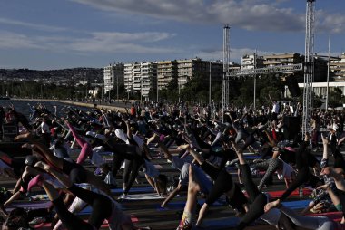 Yoga meraklıları Selanik 'te Uluslararası Yoga günü 'nde bir kitle yoga seansında yer alır, Yunanistan 21 Haziran 2015