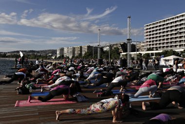 Yoga meraklıları Selanik 'te Uluslararası Yoga günü 'nde bir kitle yoga seansında yer alır, Yunanistan 21 Haziran 2015