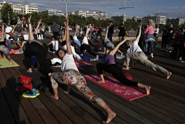 Yoga meraklıları Selanik 'te Uluslararası Yoga günü 'nde bir kitle yoga seansında yer alır, Yunanistan 21 Haziran 2015