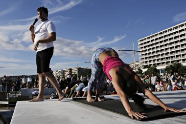 Yoga meraklıları Selanik 'te Uluslararası Yoga günü 'nde bir kitle yoga seansında yer alır, Yunanistan 21 Haziran 2015