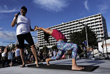 Yoga meraklıları Selanik 'te Uluslararası Yoga günü 'nde bir kitle yoga seansında yer alır, Yunanistan 21 Haziran 2015