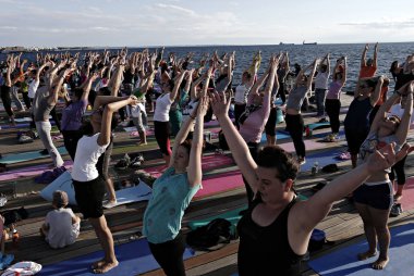 Yoga meraklıları Selanik 'te Uluslararası Yoga günü 'nde bir kitle yoga seansında yer alır, Yunanistan 21 Haziran 2015
