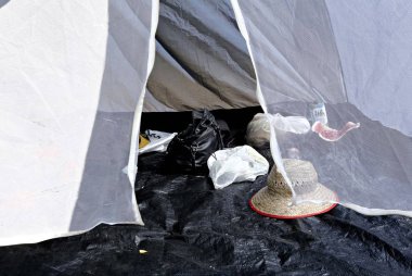 Bazı 1500 göçmenlerin ve mültecilerin Atina 'da, Yunanistan 'da yer alan bir kampta yaşayan Pedion tou Areos parkında mülteci ve göçmenlerin bulunduğu bir kampta 21 Temmuz 2015