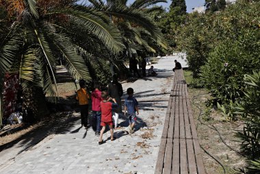 Bazı 1500 göçmenlerin ve mültecilerin Atina 'da, Yunanistan 'da yer alan bir kampta yaşayan Pedion tou Areos parkında mülteci ve göçmenlerin bulunduğu bir kampta 21 Temmuz 2015