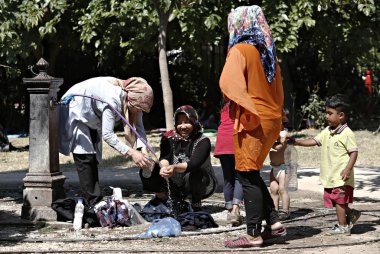 Bazı 1500 göçmenlerin ve mültecilerin Atina 'da, Yunanistan 'da yer alan bir kampta yaşayan Pedion tou Areos parkında mülteci ve göçmenlerin bulunduğu bir kampta 21 Temmuz 2015