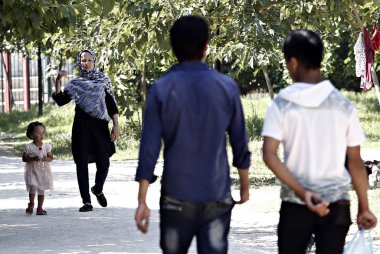 Bazı 1500 göçmenlerin ve mültecilerin Atina 'da, Yunanistan 'da yer alan bir kampta yaşayan Pedion tou Areos parkında mülteci ve göçmenlerin bulunduğu bir kampta 21 Temmuz 2015