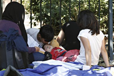 Bazı 1500 göçmenlerin ve mültecilerin Atina 'da, Yunanistan 'da yer alan bir kampta yaşayan Pedion tou Areos parkında mülteci ve göçmenlerin bulunduğu bir kampta 21 Temmuz 2015