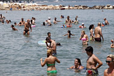 İnsanlar Temmuz ayında Atina Yunanistan 'ın kuzeydoğu banliyölerinde plajları güneşli hava tadını çıkarın. 26, 2015.