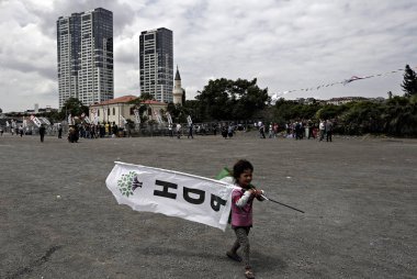 Kürt yanlısı halklar Demokrat Partisi 'nin (HDP) dalga parti bayrakları, Istanbul 'da seçim mitinginde katılıyorlar, 30 Mayıs 2015