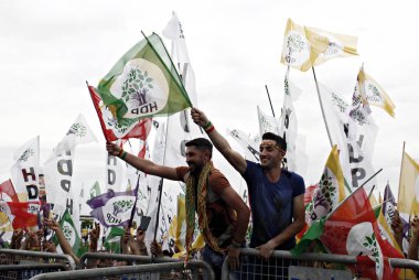 Kürt yanlısı halklar Demokrat Partisi 'nin (HDP) dalga parti bayrakları, Istanbul 'da seçim mitinginde katılıyorlar, 30 Mayıs 2015
