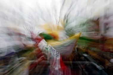 Kürt yanlısı halklar Demokrat Partisi 'nin (HDP) dalga parti bayrakları, Istanbul 'da seçim mitinginde katılıyorlar, 30 Mayıs 2015