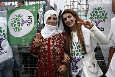 Kürt yanlısı halklar Demokrat Partisi 'nin (HDP) dalga parti bayrakları, Istanbul 'da seçim mitinginde katılıyorlar, 30 Mayıs 2015