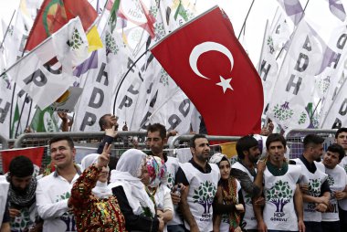 Kürt yanlısı halklar Demokrat Partisi 'nin (HDP) dalga parti bayrakları, Istanbul 'da seçim mitinginde katılıyorlar, 30 Mayıs 2015