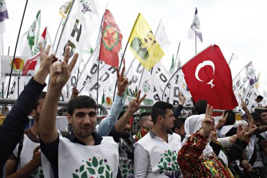 Kürt yanlısı halklar Demokrat Partisi 'nin (HDP) dalga parti bayrakları, Istanbul 'da seçim mitinginde katılıyorlar, 30 Mayıs 2015